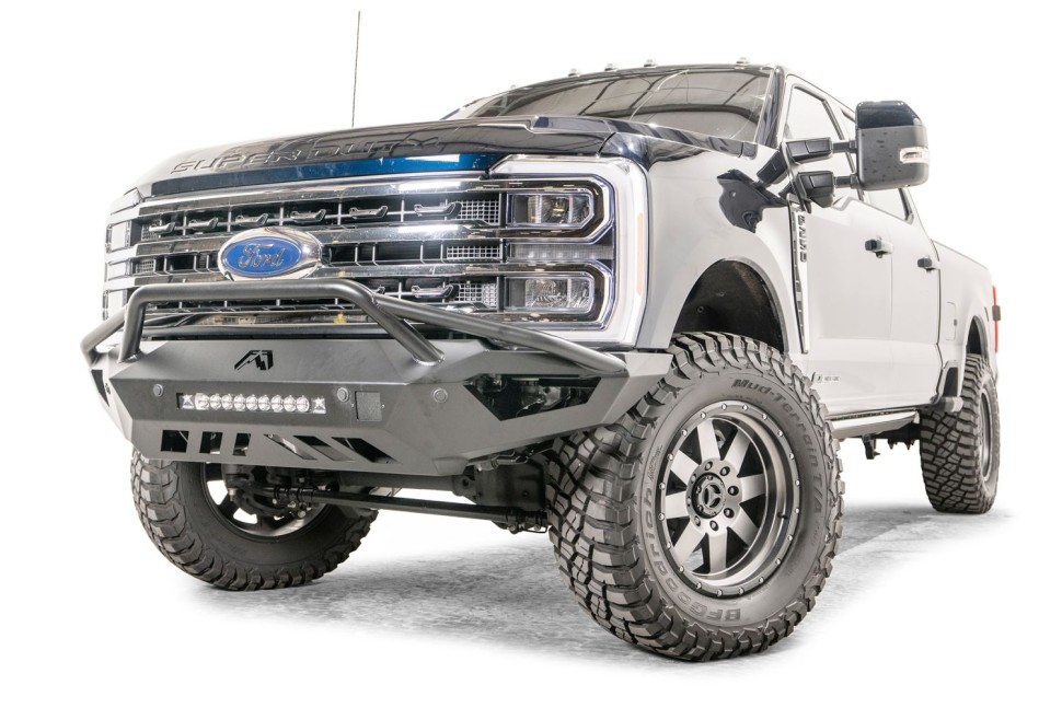 Передний бампер с центральной дугой Ford F-250/F-350 23-26 Vengeance Fab Fours FS23-V5952-1