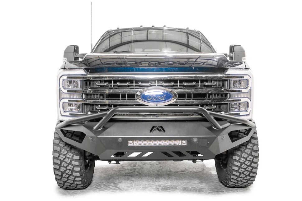 Передний бампер с центральной дугой Ford F-250/F-350 23-26 Vengeance Fab Fours FS23-V5952-1