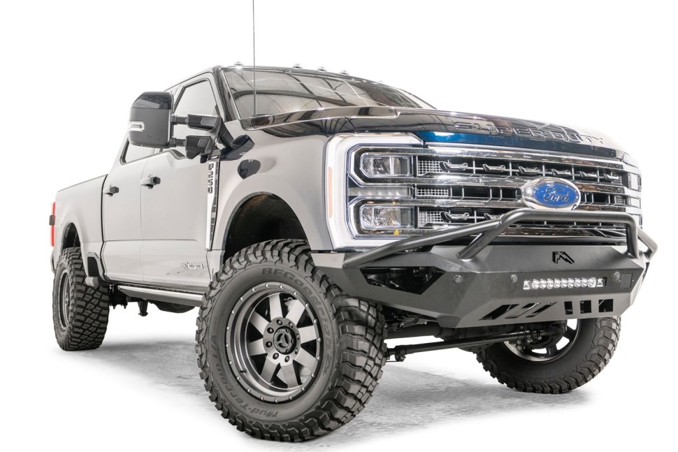 Передний бампер с центральной дугой Ford F-250/F-350 23-26 Vengeance Fab Fours FS23-V5952-1