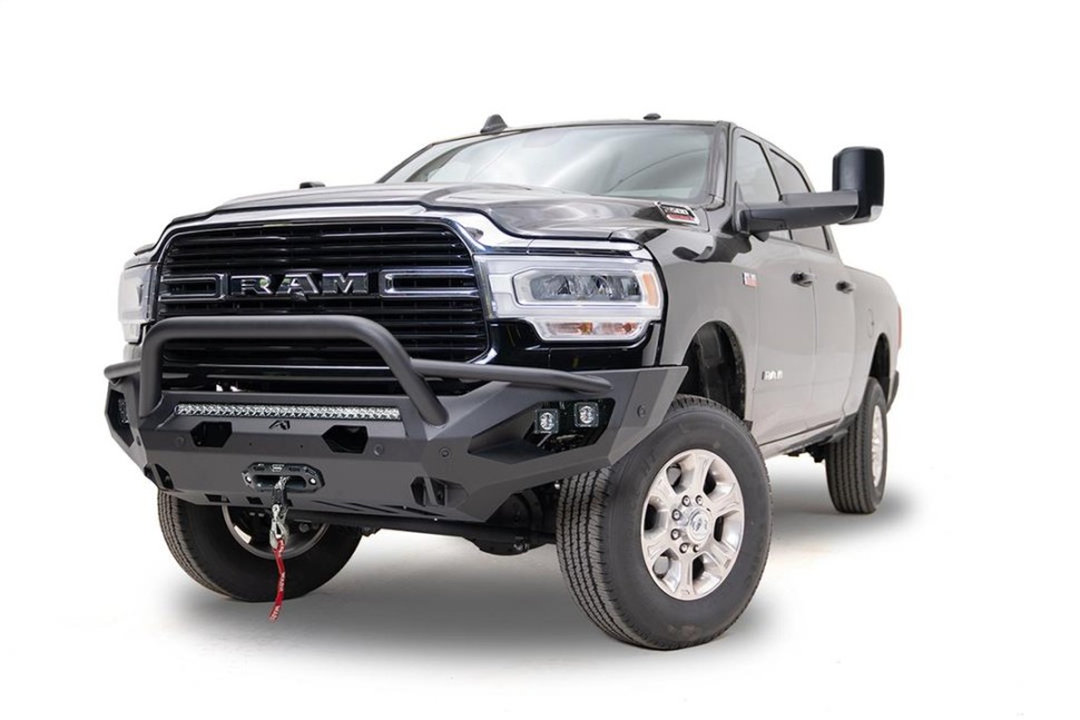 Передний бампер с центральной дугой Dodge Ram 2500/3500 19-24 Matrix Fab Fours DR19-X4452-1