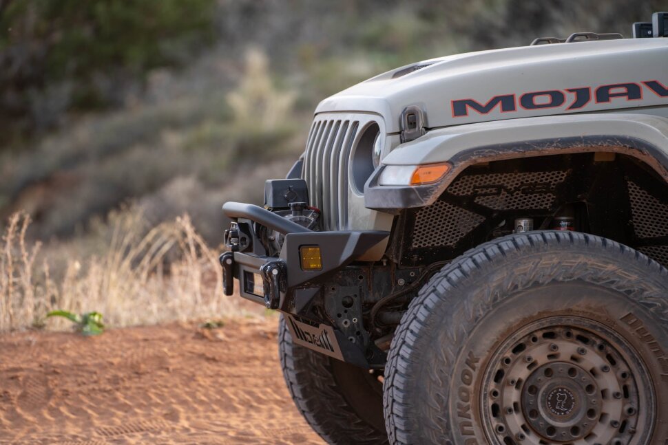 Передний бампер под лебёдку Jeep Wrangler JK/JL/Gladiator JT 07-25 FS-7 DV8 Offroad FBJL-07