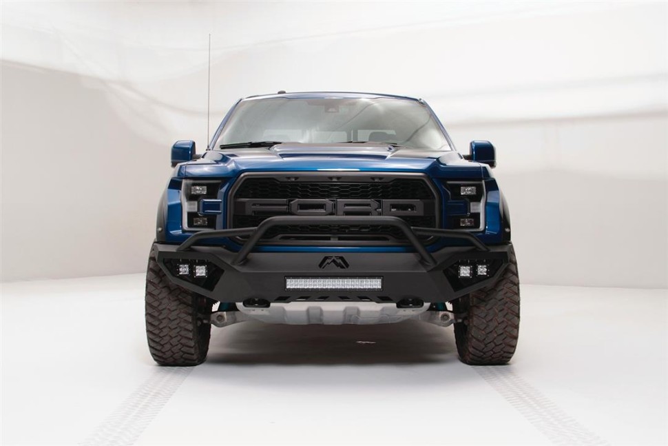 Передний бампер с центральной дугой Ford F-150 Raptor 17-20 Vengeance Fab Fours FF17-D4352-1