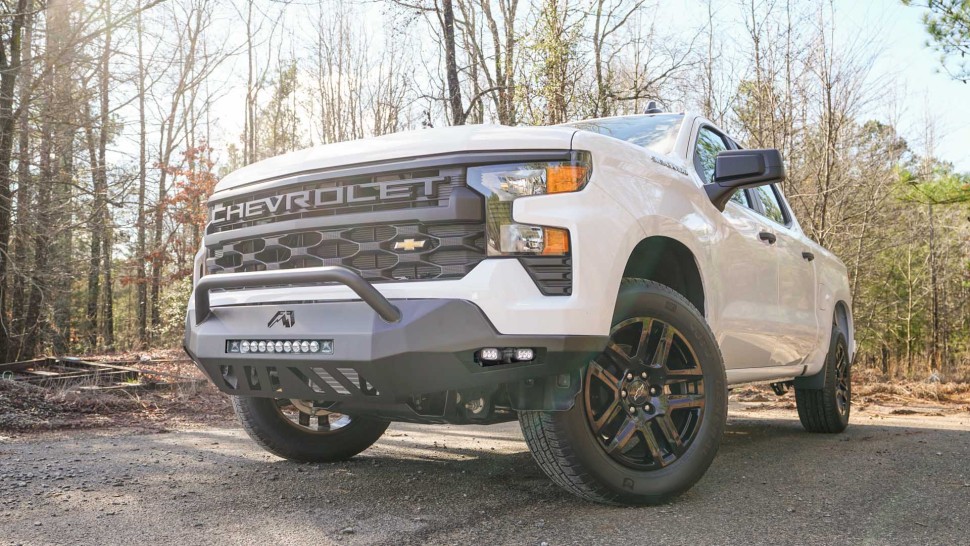 Передний бампер с центральной дугой Chevrolet Silverado 1500 22-26 Vengeance Fab Fours CS22-D5662-1