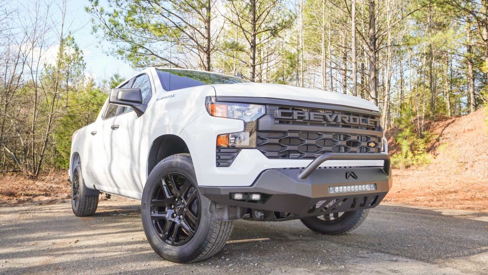 Передний бампер с центральной дугой Chevrolet Silverado 1500 22-26 Vengeance Fab Fours CS22-D5662-1