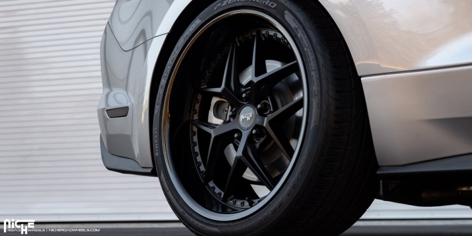 Колесный диск Niche Road Wheels Vice Gloss Black Matte Black 20x9 ET+18 M226209090+18