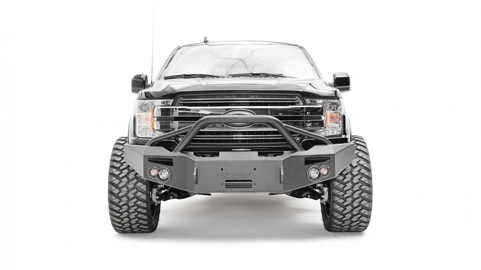 Передний бампер Premium с центаральной дугой Ford F-150 18-20 Fab Fours FF18-H4552-1