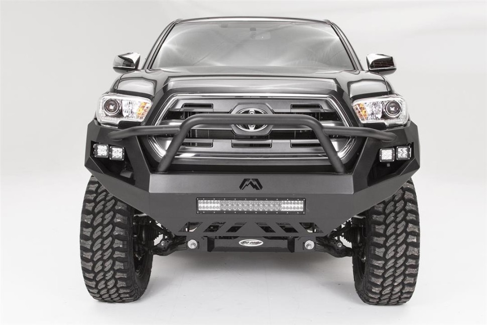 Передній бампер із центральною дугою Toyota Tacoma 16-23 Vengeance Fab Fours TT16-D3652-1