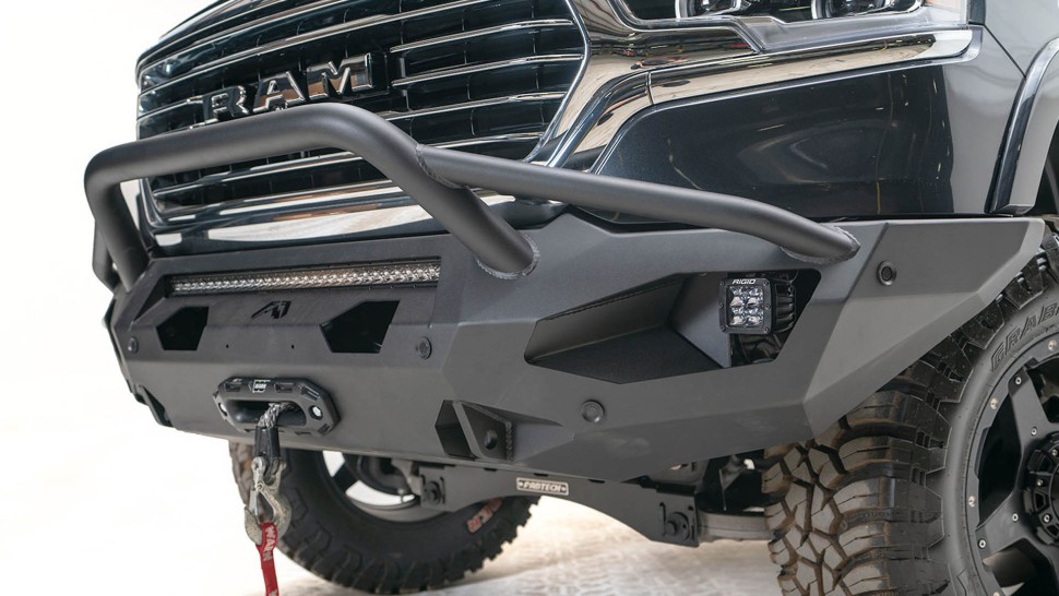 Передний бампер с центральной дугой Dodge Ram 1500 19-26 Matrix Fab Fours DR19-X4252-1