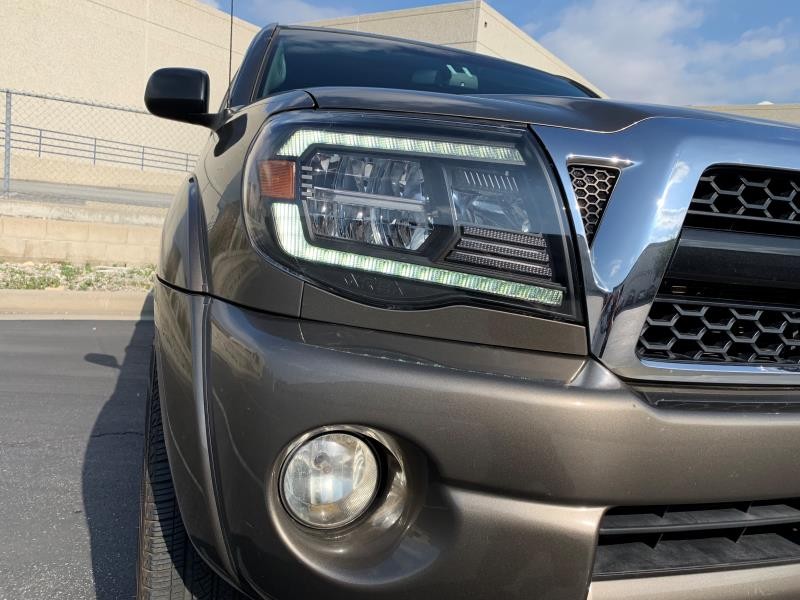 Комплект передних Led фар Toyota Tacoma 05-11 LUXX-Series AlphaRex 880735