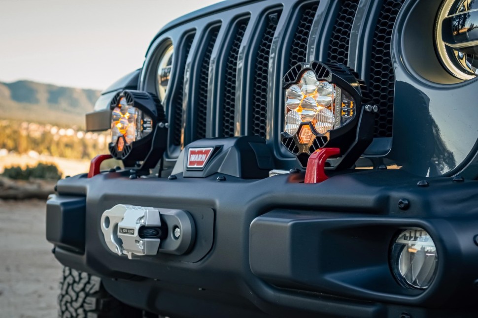 Комплект дополнительных LED фар на бампер Driving/Combo Jeep Wrangler JL/Gladiator JT 18-25 LP4 Pro Baja Designs 447672