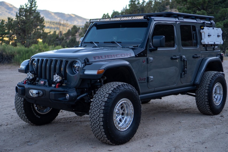 Комплект дополнительных LED фар на бампер Driving/Combo Jeep Wrangler JL/Gladiator JT 18-25 LP4 Pro Baja Designs 447672UP