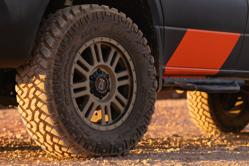 Black Rhino 1780YWN386130D84 Yellowstone Wheel Desert Sand 17x8 +38