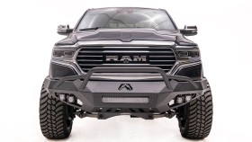 Передний бампер с центральной дугой Dodge Ram 1500 19-24 Vengeance Fab Fours DR19-D4252-1