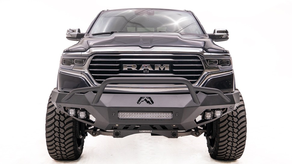 Передний бампер с центральной дугой Dodge Ram 1500 19-24 Vengeance Fab Fours DR19-D4252-1