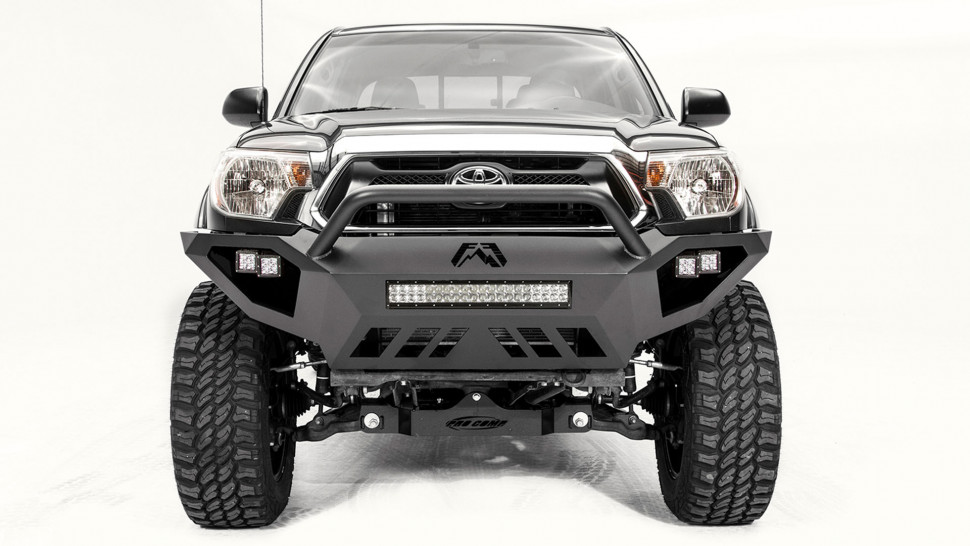 Передний бампер с центральной дугой Vengeance Toyota Tacoma 16-22 Fab Fours TT16-D3653-1