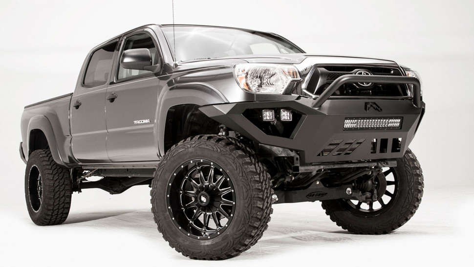 Передний бампер с центральной дугой Vengeance Toyota Tacoma 16-22 Fab Fours TT16-D3653-1