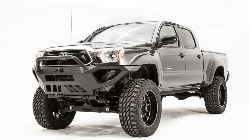 Передний бампер с центральной дугой Vengeance Toyota Tacoma 16-22 Fab Fours TT16-D3653-1