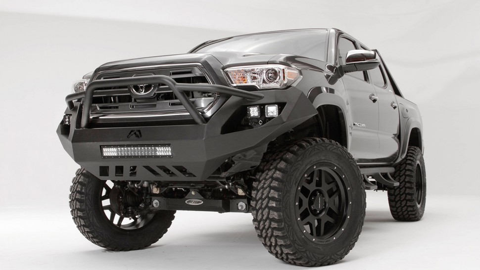 Передний бампер с центральной дугой Vengeance Toyota Tacoma 16-22 Fab Fours TT16-D3653-1