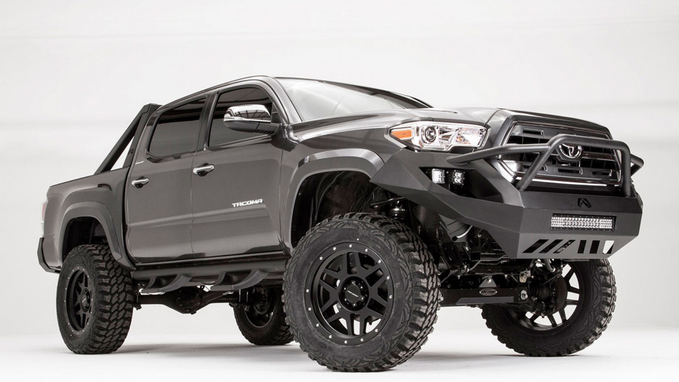 Передний бампер с центральной дугой Vengeance Toyota Tacoma 16-22 Fab Fours TT16-D3653-1
