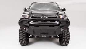 Передній бампер Premium з централізованою дугою Toyota Tacoma 16-22 Fab Fours TT16-B3652-1