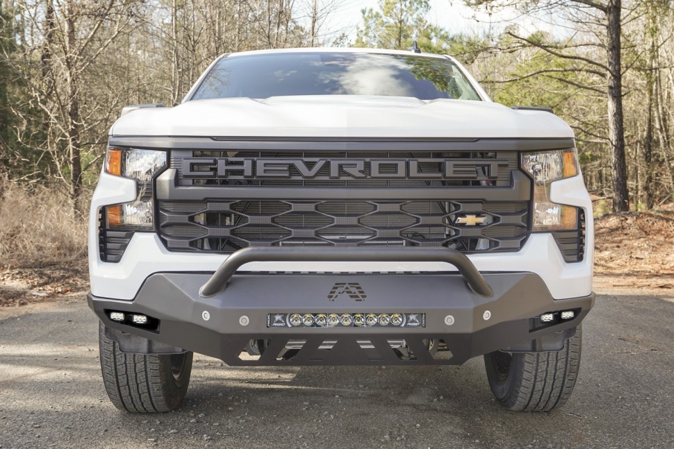Передний бампер с центральной дугой Chevrolet Silverado 1500 22-26 Vengeance Fab Fours CS22-D5652-1