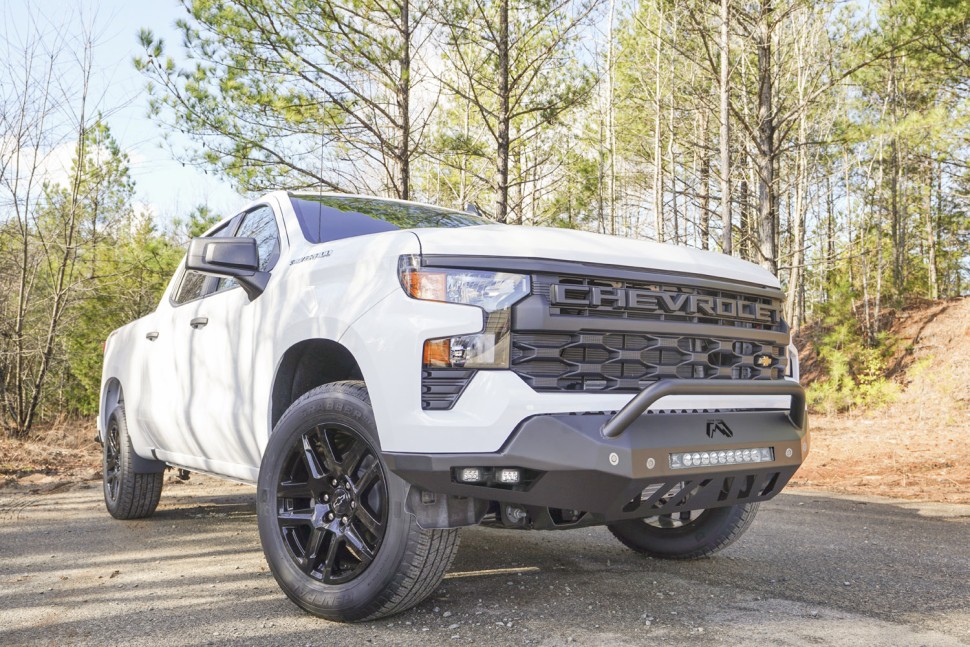 Передний бампер с центральной дугой Chevrolet Silverado 1500 22-26 Vengeance Fab Fours CS22-D5652-1