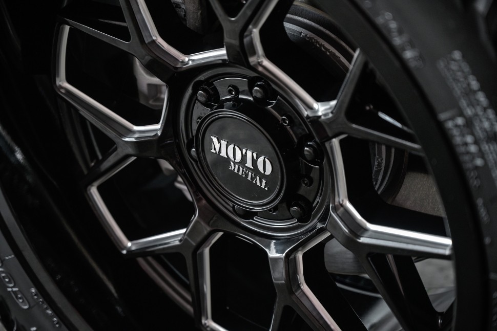 Колесный диск Moto Metal Banshee Gloss Black Milled 20x10 ET-18 MO80321063318N